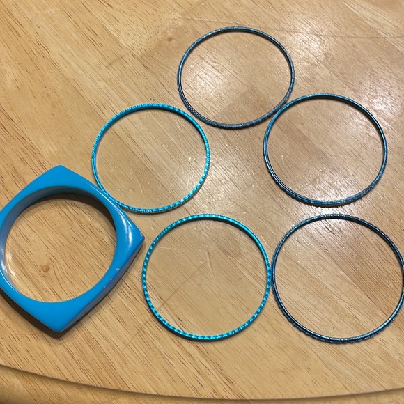 Bracelets - Picture 3 of 6